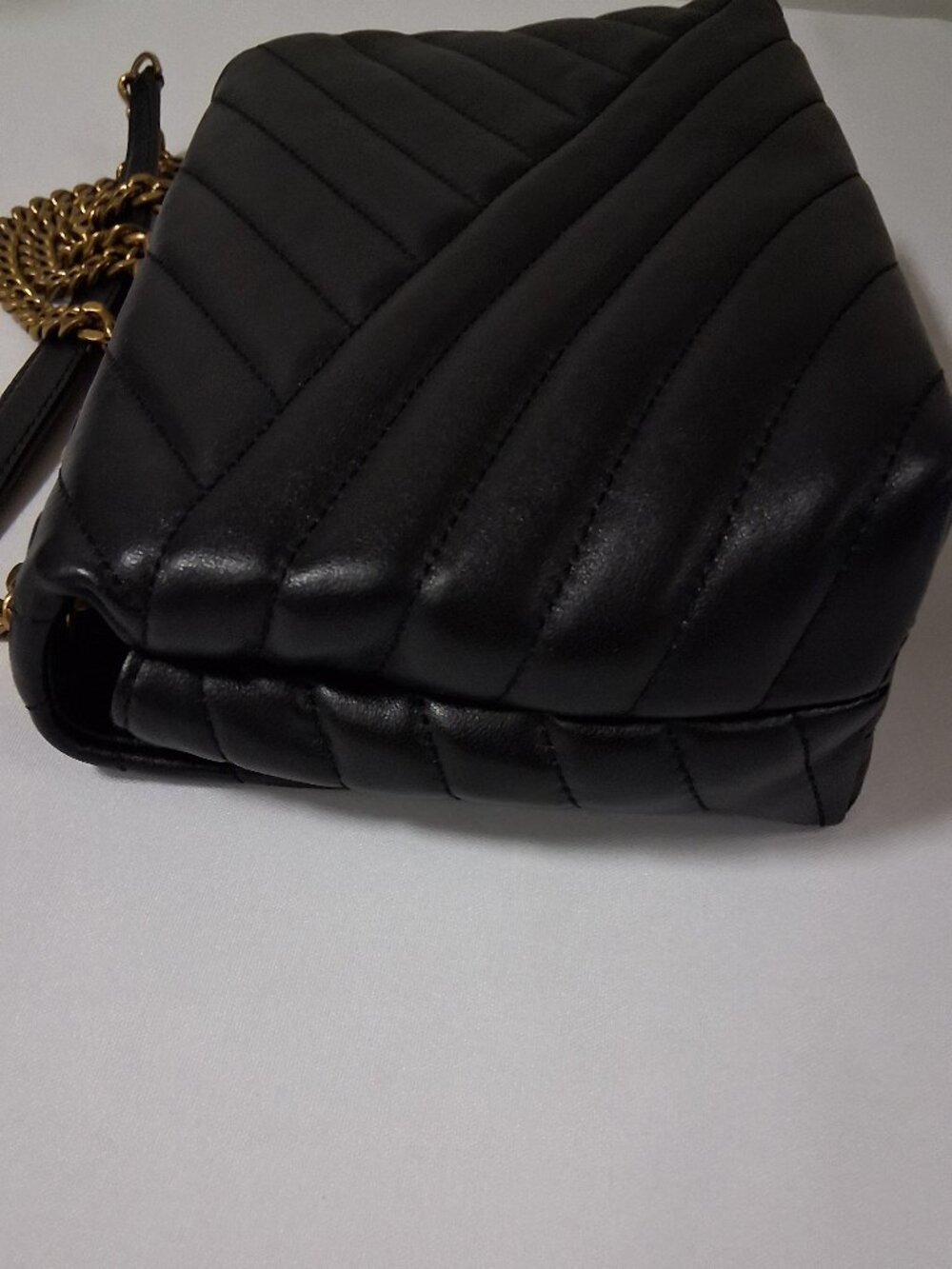 Tory Burch Kira Chevron Convertible Shoulder Bag – Black (Style 90446-001) - Picture 8 of 11